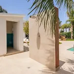 Villa Posh With Pool & Jacuzzi