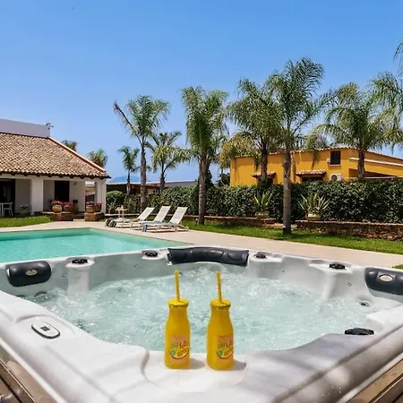 Posh With Pool & Jacuzzi 발레스트라테